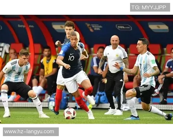 七十年代足球传奇球星的崛起与辉煌时刻:他们如何影响了世界足球发展 七十年代足球传奇球星的崛起与辉煌时刻:他们如何影响了世界足球发展