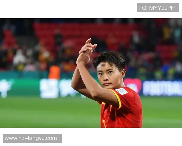 中国女足球星展现坚韧拼搏精神 真实照片背后的奋斗与荣耀