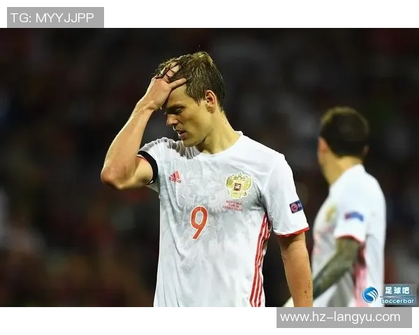 从足球球星女友视角解读聚光灯下的爱与陪伴故事